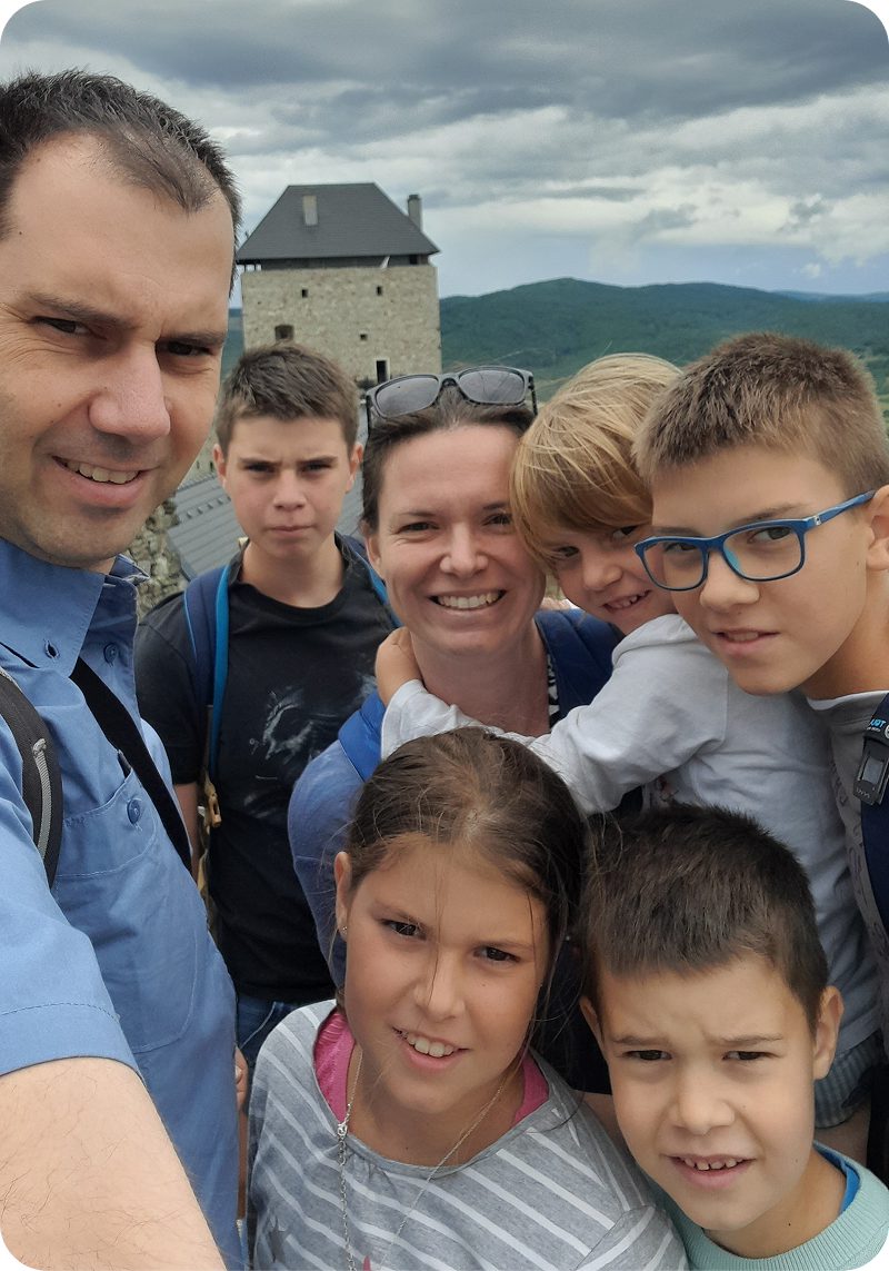 Orsi családjával a füzéri várban