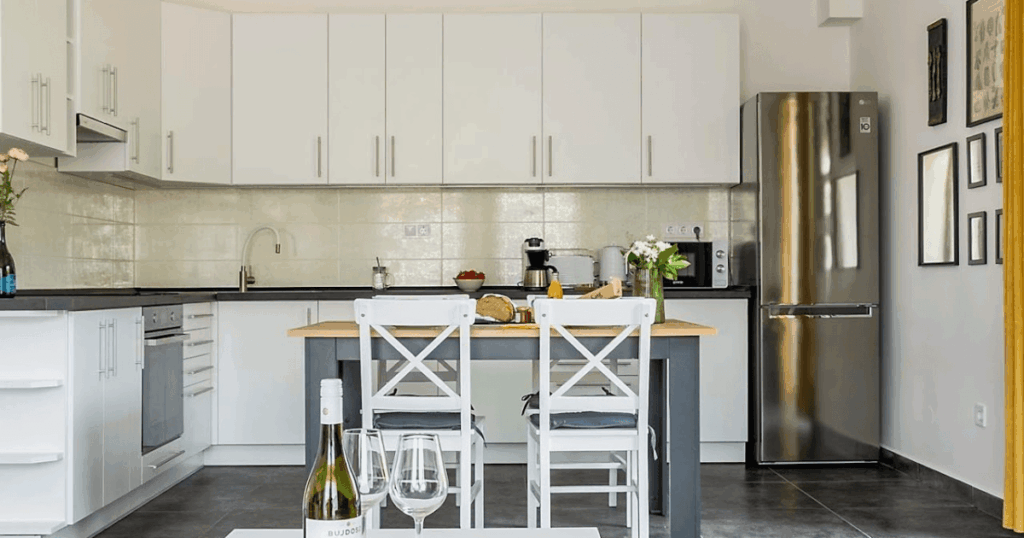 A Jókai24 modern épülete – Modern elegancia és balatoni nyugalom találkozása a Jókai24-ben, konyha