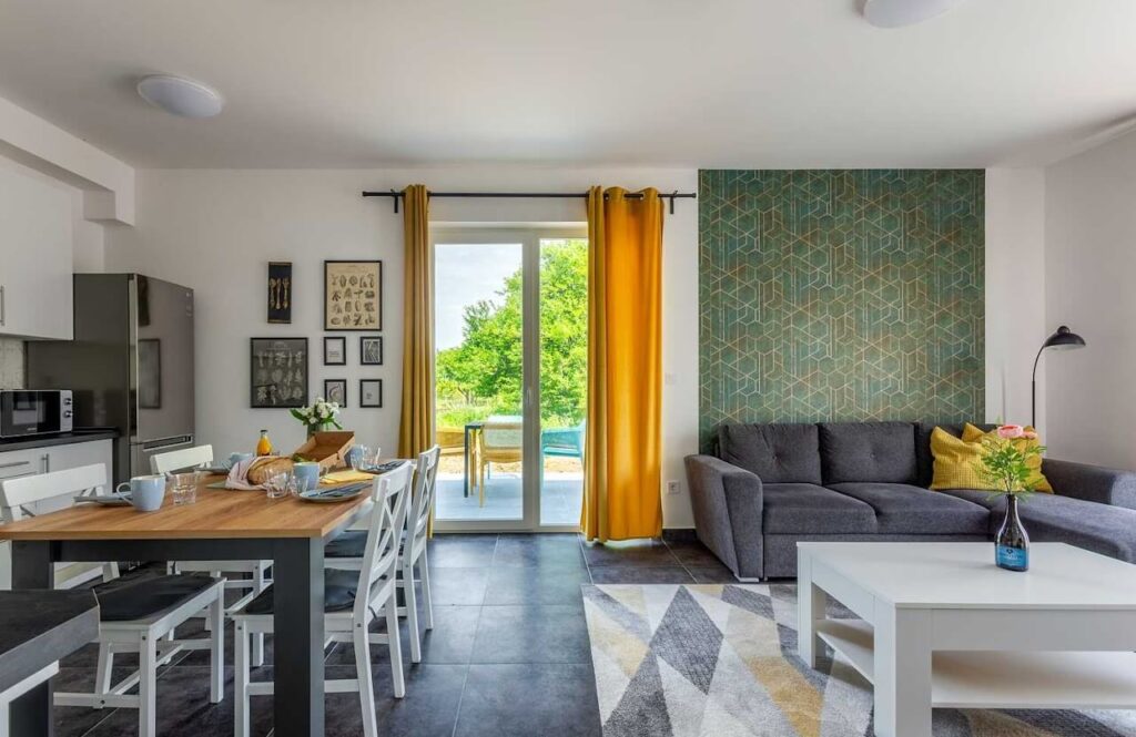 A balatonlellei Jókai24 modern apartmanháza, amely tudatos vendégélményre és többgenerációs családok fogadására épült. A tudatos szállásfejlesztés és szakmai támogatás segíti a Jókai24 folyamatos fejlődését.